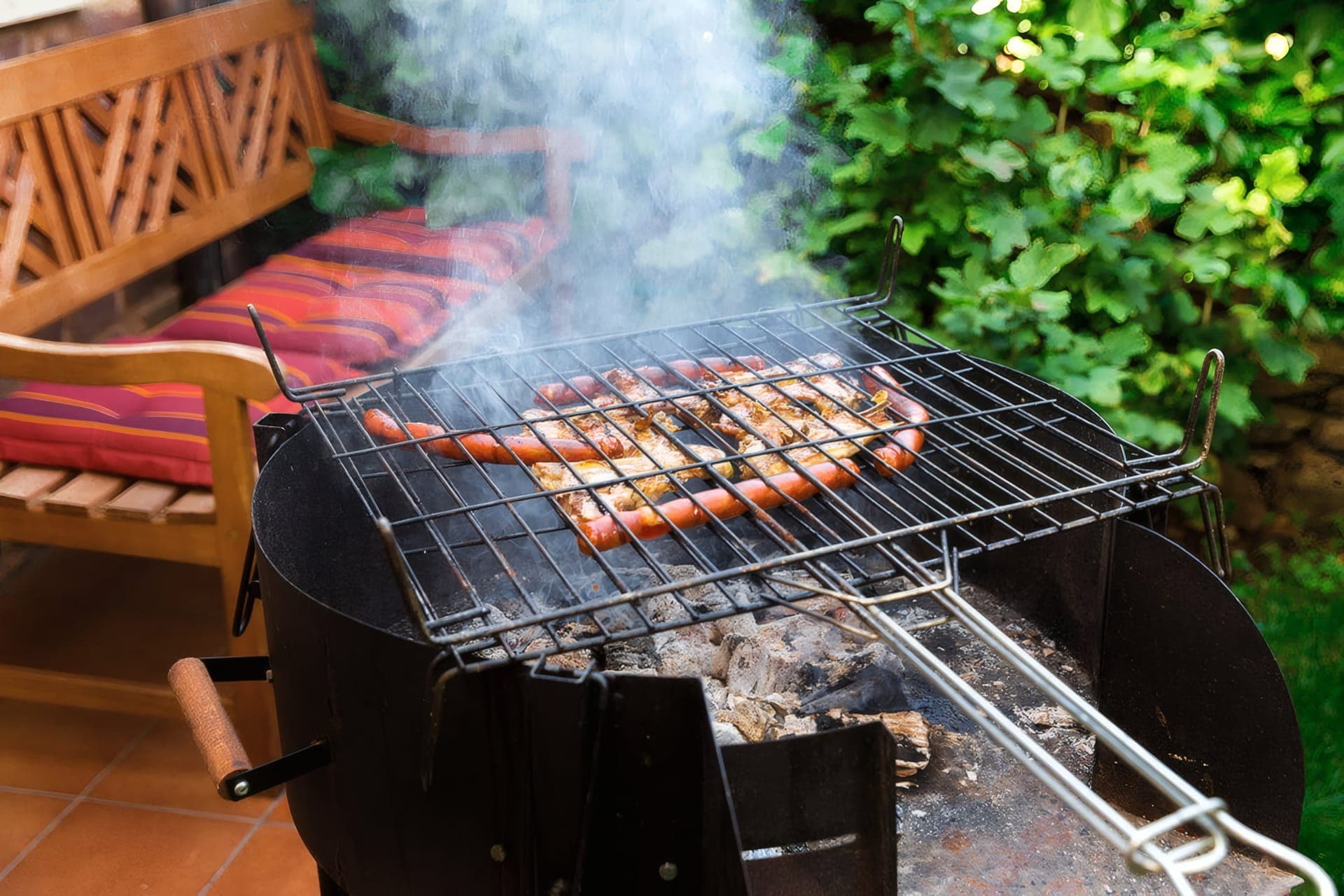Zona de barbacoa en el jardín