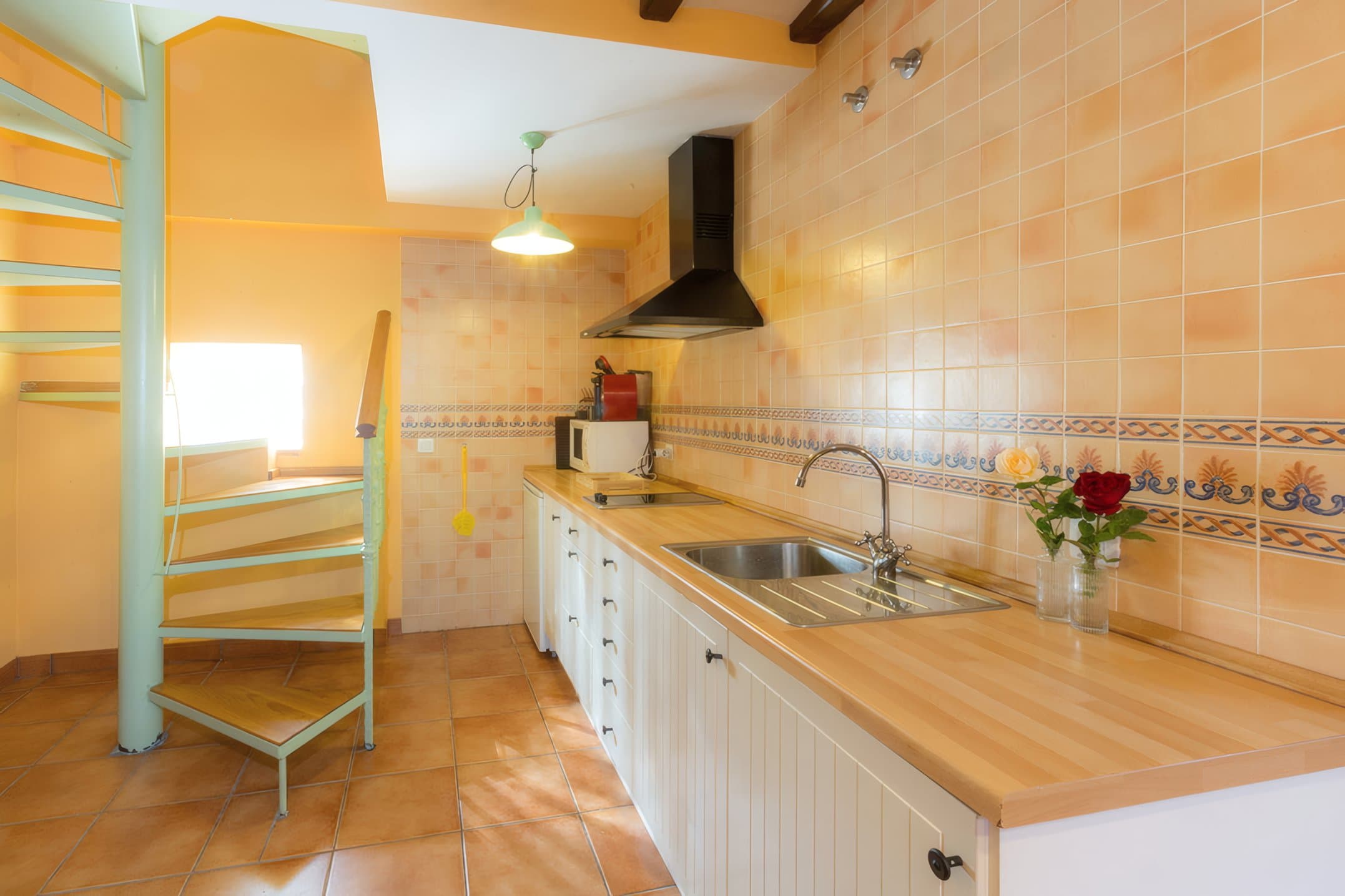Cocina-comedor de Casa Fresneda con escalera de caracol