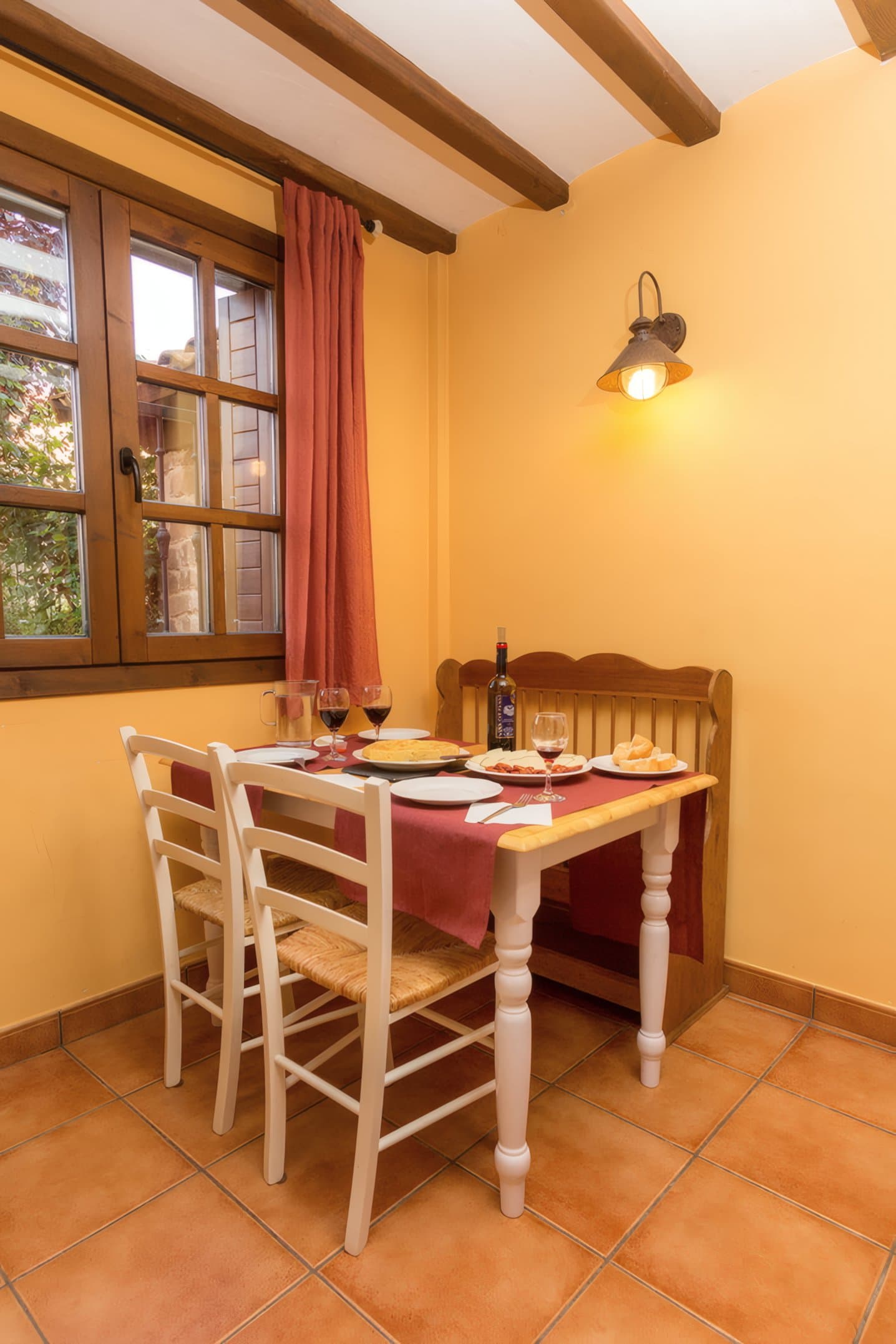 Rincón comedor con mesa puesta