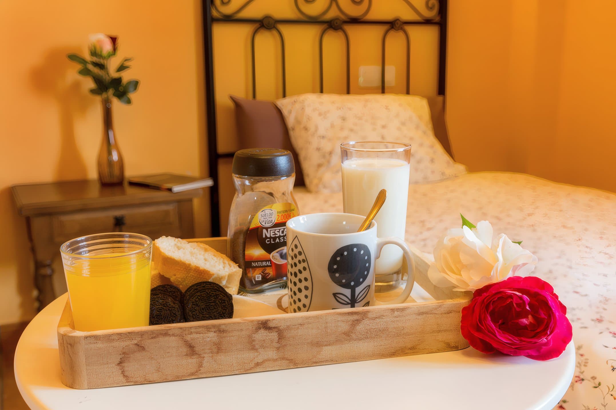 Desayuno servido en la habitación
