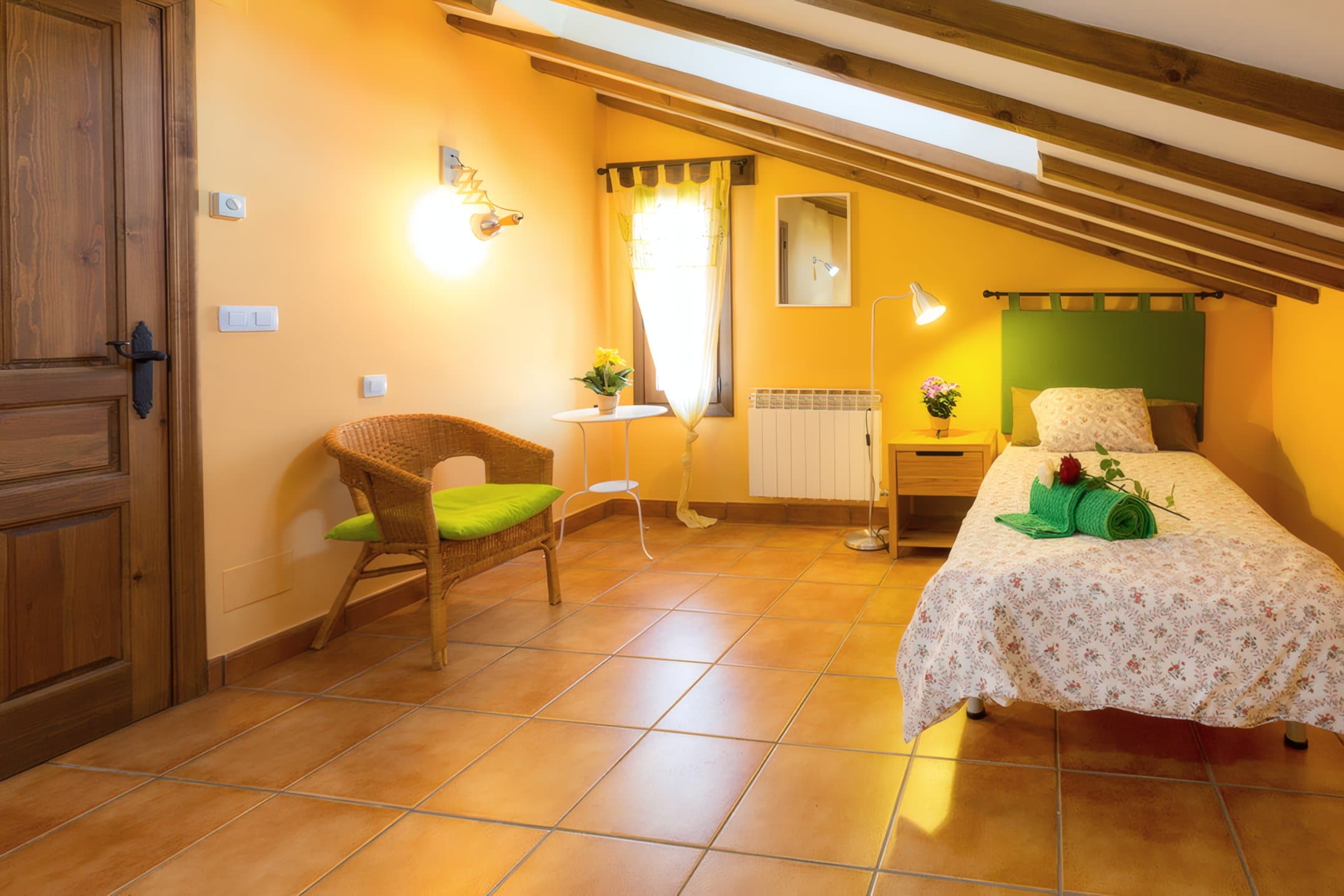 Dormitorio del ático bajo las vigas
