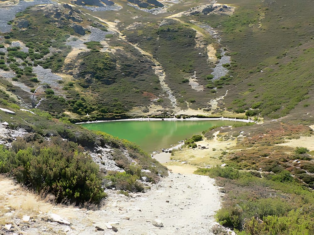 Laguna glaciar de Pozo Negro en la Sierra de la Demanda